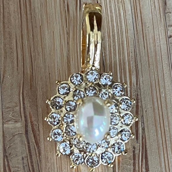 Roman Mother of Pear Gold Colored Diamond Accents Chain Pendant - Picture 5 of 8